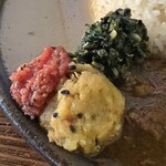 カレークラブ - 副菜はホウレンソウと小松菜のサーグ、トマトのアチャールとポテトマサラ