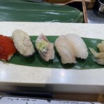 立食い寿司 根室花まる 丸の内オアゾ店 - オススメ5貫　筋子　茹で牡蠣　右2貫は何だったかな？