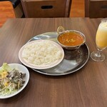 SAVOR THE ASIAN TABLE - ミニサラダとソフトドリンク(マンゴーラッシー)が付いたマトンカレーのランチセット('25/08/24)