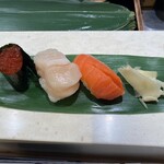 立食い寿司 根室花まる 丸の内オアゾ店 - いくら　ホタテ　サーモン