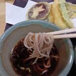 Teuchi Soba Honjin - 蕎麦は籾殻なしの綺麗な細麺♪