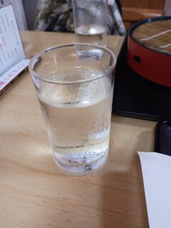 手打そば 本陣 - この日は喉の乾きに冷えた水が美味しい～♫