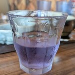 コサムイ バイ チェディルアン - グレープフルーツジュース飲んだ後のグラスに注ぐと紫色に。