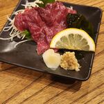  辛味噌にんにく赤身馬刺し