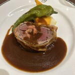 ブラッスリー ギョラン - 夏ジカのパイ包み焼きをカットしたもの