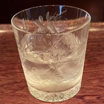 カフェ・鈴木 - お冷です(ロックのウイスキーではありません)