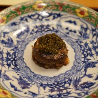 美会 - 近江牛49ヶ月のラープ、キャビア乗せ