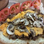 フーディカル ヒーローズ - マッシュルームチーズステーキ、トマト、チーズ追加。付け合わせのポテトは見えません。