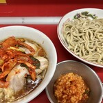 ラーメン二郎 - ラーメン（990円）＋つけ（100円）＋味うずら（120円）＋SUPERキムチ（150円）＋酢UPERタマネギ（150円）、ニンニクコール
