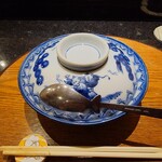 京極寿司 - ◯蝦夷鮑
      江戸前の煮鮑の要領で
      20杯くらい纏めて一緒に水、酒、塩だけで炊かれている
      肝は酒蒸しした品が上に載せてある　とのこと
      
      毎回このお店で出てくる
      定番の品（スペシャリテ）となる