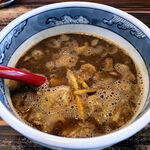 中華そば 螢 - つけ汁は醤油ベースのあっさり醤油味。