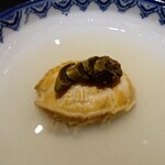 京極寿司 - アワビは弾力のある柔らかな煮方で心地良く
      美味しいのは当然だけど
      
      鮑から出たとろみあるスープの旨味感が
      ジンワリとあって、全てを掬い取り味わい尽くした
      
      肝は苦み感はほぼ無くて美味しい