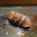 京極寿司 - ◯真鯖
      夏の鯖なので脂は乗っていないですけど
      身の味とか香りが際立つ感じ
      サッパリした鯖も美味しいですとの説明
      穏やかな締め具合で優しさを感じる美味しさ
      シャリは一つ一つの米粒感を感じる硬さが心地良い