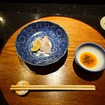 京極寿司 - ◯マゴチ
      お寿司よりもお造りの方が好きかなと思える数少ない魚
      
      お寿司よりも厚めに切ってありますので
      歯ごたえや食感を楽しんでください
      黄身ポン酢と軽く絡めてお召し上がりください　との説明