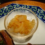 京極寿司 - ◯アカイカの醤油漬け
      北陸で採れたアカイカ（剣先イカ）を
      北海道で採れた自生の山わさび（西洋わさび）を
      すりおろし、醤油漬けにしてある
      
      イカの甘み（旨味）、醤油の円味感もあり
      美味しいなあ♪