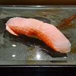 京極寿司 - ◯金目鯛（サスエ前田さん）
      アンデスの岩塩のみの味付けなので
      旨味情報もよく分かり
      金目鯛の旨味感がジンワリと出てくるなあ❗️
      
      お上品な旨味だし
      後味の余韻もジンワリとあって良いぞっ♪