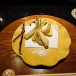 京極寿司 - ◯メゴチと無農薬野菜の天ぷら
      メゴチは先程お造りにしたマゴチを
      そのまま小さくしたような
      寿司ネタにはならない大きさですが
      江戸前の天ぷら屋さんで人気な魚　との説明