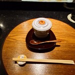 京極寿司 - ◯大葉と甘えびの冷製茶碗蒸し
      福井県で採れた甘海老
      
      冷たい茶碗蒸しとなり
      上に大葉の茶碗蒸し
      下に鰹出汁だけのプレーンの茶碗蒸し
      の2層となっている
      
      これも前回出ている茶碗蒸しとなる