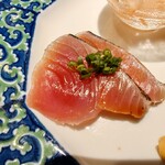 京極寿司 - ◯鰹のタタキ
      タタキにした後、一分間桜のチップで瞬間燻製にしてあるとの説明
      今回は僕にもスモークの心地良い風味と味わいが分かり
      当然鰹の鮮度も良くて変な味わいは一切なく
      旨味感がジンワリと来て美味しい