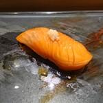 京極寿司 - ◯ビワマス
      醤油に少しポン酢を入れてサッパリ目に漬けにしてある
      上には生姜が載せてある　との説明
      
      琵琶鱒も夏のこのお店の定番だろう
      
      ビワマスの深い旨味と旨味感
      長く残り続ける後味の余韻も美しい♪