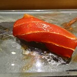 京極寿司 - ◯鮪の昆布締め（長崎）
      昆布の旨味がシッカリと常温の鮪に移っていて
      普通のマグロには無い
      円やかな旨味感が加わっていて美味しいなあ♪
      
      後から追い掛けて来る後味の余韻も心地良く長引く♪