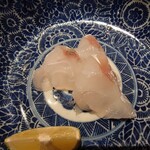 京極寿司 - 噛んでいくとトロッとしたジンワリと来る旨味感が
      口の中に広がった
      
      今回はスダチを絞るのは止めといた
      
      後味の旨味感がいい感じでジンワリと残り続け
      これを飲み物で消したくない味わい