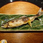 京極寿司 - ◯琵琶湖の鮎の塩焼き
      琵琶湖で採れた天然の小さな鮎を
      天然に近い餌を与えて育てている
      こだわりの養殖場の鮎を塩焼きにしています
      苦手でなければワタも食べて頂けます