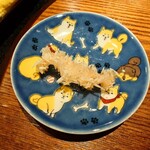 京極寿司 - メゴチのウロコの素揚げが出てきた
      スキビキという方法で包丁で削いで素揚げされている
      
      カリッと食感で味わいはひたすら軽く香ばしく
      お菓子のカニチップの味わいをお上品にした様な
      もっと食べたくなる味わい