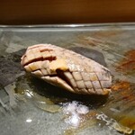 京極寿司 - ◯イワシ
      良い品が入った時しか出されない
      あまり強過ぎないりんご酢で軽く〆てあるとの説明
      
      イワシの旨味感がジンワリと口の中に広がり
      後味の旨味の余韻も良いよねえ❗️
      
      嫌味感、ドギツさも感じないし♪