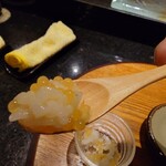 京極寿司 - 粒は細かくて鮭のイクラにはない
      噛むと弾ける時のプチプチ弾力感は凄く良くて
      イクラのアッサリ感もある円味感と
      酢飯のサッパリ感が合ってて一体感があり美味しい