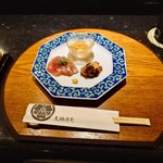 京極寿司 - ▶おまかせ寿司割烹「琵琶」 の内容
      □□料理□□
      ▷最初の皿
      ◯アカイカの醤油漬け
      ◯タコの柔らか煮
      ◯鰹のタタキ