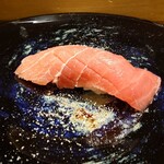 京極寿司 - ◯中トロ（長崎）
      背中の背トロと言われる部位
      
      サラッとはしていながらも
      脂の甘み旨味がジンワリと出てきて口の中で広がり
      ミネラル感ある塩味が味わいを引き立ててる美味しさ