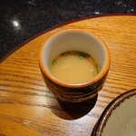 京極寿司 - ◯スープ
      サスエさんの骨を中骨とアラを焼いた後
      水と塩と酒のみの味付けで圧力鍋で煮詰めたスープ
      
      骨の髄液の旨味エキスまで残さず全て煮出しているから
      濃厚で濃縮された旨味感がジンワリと骨身に染みる❗️