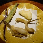 京極寿司 - オクラ、UFOと言われる野菜、メゴチの天ぷらとなる
      
      揚げたて熱々で
      衣はカリッと心地良い食感
      
      メゴチは揚げてあることによる軽さを感じるけれど
      ジンワリと旨味感が続いて心地良く、美味しいなあ♪