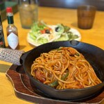 ワイルドバーン - 熱々の鉄鍋ナポリタン　大盛りいい感じ