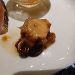 京極寿司 - ◯タコの柔らか煮
      修行先で教わった古典的ほぼそのままの調理方法
      柔らかく甘く炊いたタコ　との説明
      
      醤油と甘みある旨味感で
      確かにホンワリと柔らかく煮られていて
      軽く噛むだけで解れてく美味しさ♪