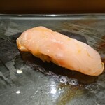 京極寿司 - ◯甘鯛（サスエ前田さん）
      寝かして出したネットリ感ではなくて
      最初からこれ位のネットリ感が出ている白身
      
      大将さんの説明通り
      寝かしてある様なネットリ感ある旨味で
      寝かしてないのが信じられない位