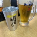 林海餃子酒場 - こだわり酒場のレモンサワーとビール
