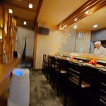 京極寿司 - カウンター席
      大将さんは以前、撮影させてもらっているので
      ぼかしは入れていない