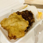 から揚げの天才 - からあげは白の塩麹と極出汁と黒の秘伝の黒醤油を選択