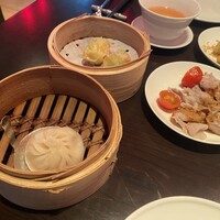 チャイナルーム - 小籠包と枝豆入り豚海老焼売、松阪豚のニンニク正油ソース、ズワイガニのフライドガーリック