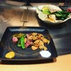 神戸ステーキ 花ほうび - メインのステーキ‼️ニンニクチップスが良いお味です。火の通し方が最高！お塩も合いますね〜