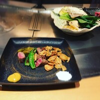 神戸ステーキ 花ほうび - メインのステーキ‼️ニンニクチップスが良いお味です。火の通し方が最高！お塩も合いますね〜