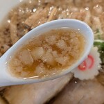 純手揉み中華 れん - 煮干し香る絶品スープにブタカスアブラが浮かぶ