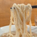 純手揉み中華 れん - 噛み応えとツルツル感マックスの中太麺