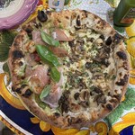 ピッツェリア エ オステリア パドリーノ - 「窯焼き海老とズッキーニ・水牛モッツァレラ・燻製生ハムのピッツァ　エスターテ」と「7種キノコとトリュフ・ゴルゴンゾーラ　フンギ・スペチャーレ」のハーフ&ハーフ（3,850円）