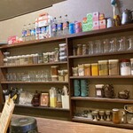 路地裏キッチン ヨネモンカレー - カウンター越しの棚