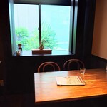 吉祥 - 窓際の席をご案内いただけました。