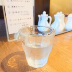 吉祥 - 着席後すぐに提供してくれる、冷たいお水。