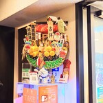 吉祥 - 玄関横レジの熊手。